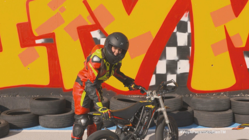 La ‘Potra Salvaje’ se divierte como Marc Márquez en su debut en moto en Alcorcón.