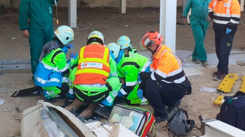 Hombre de 35 años herido al caer desde una escalera en Alcorcón.