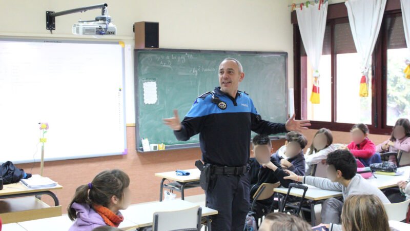 Agentes Tutores de la Policía Municipal vuelven a los colegios de Alcorcón para prevenir el acoso escolar y el ciberbullying