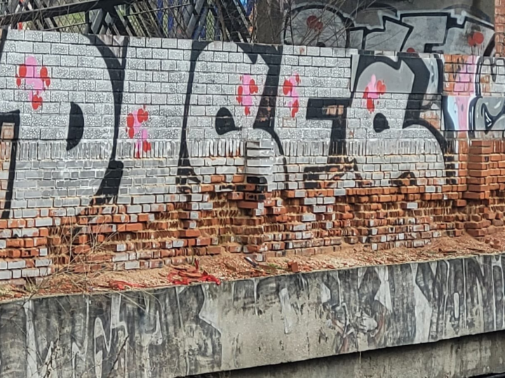 Denuncian deterioro de muros junto a vías en Alcorcón Central