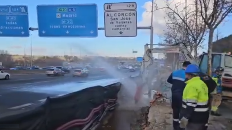 Reventón de tubería de agua en la A-5 causa caos en Alcorcón