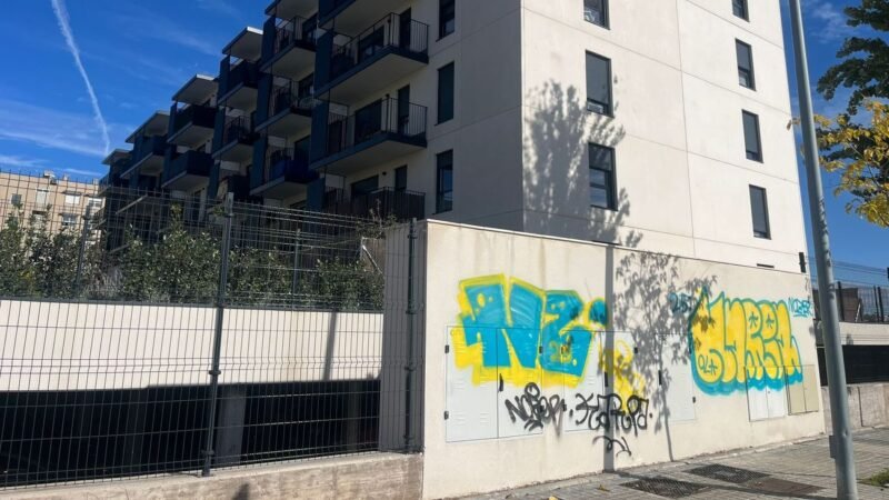 Vecinos del Plan Vive de Alcorcón piden limpiar fachada de grafitis