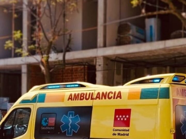 Rescatan a mujer atrapada en vehículo volcado en Alcorcón.
