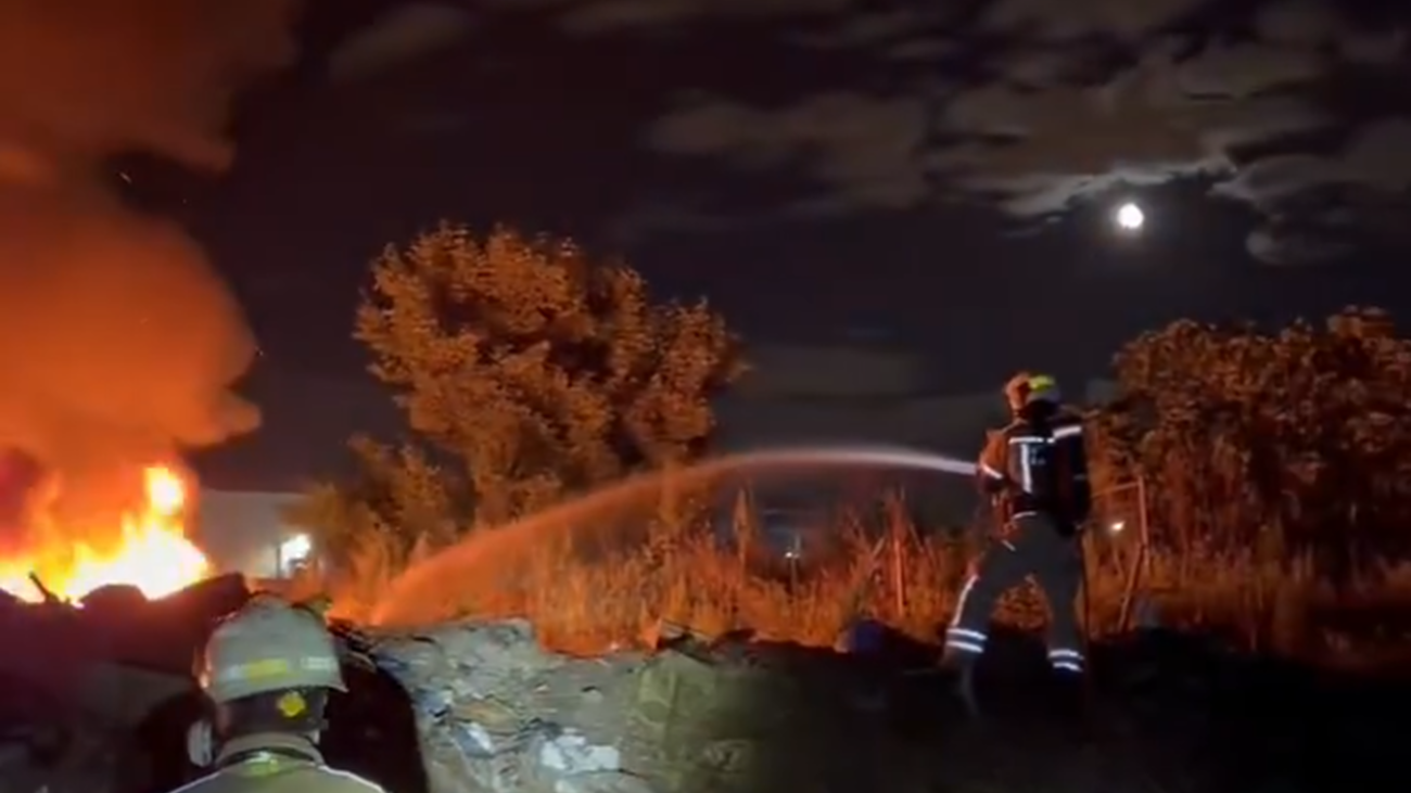 Bomberos apagan incendio forestal en terreno privado en Alcorcón