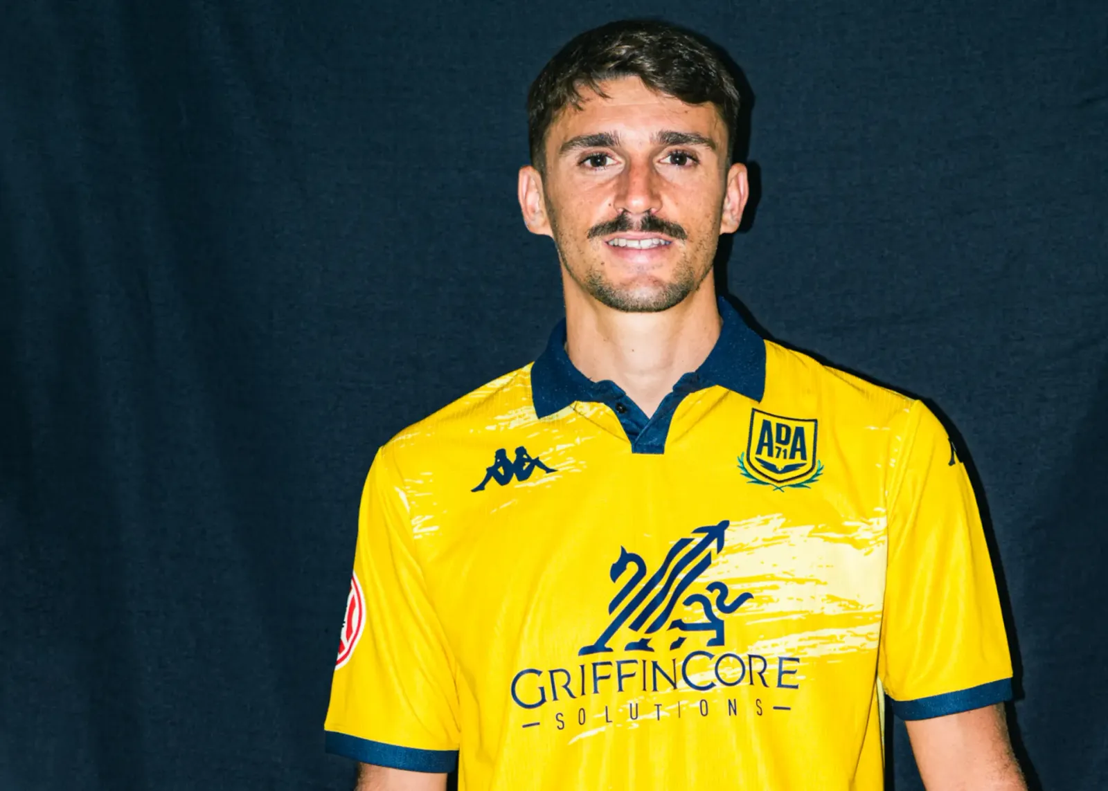 El Alcorcón presenta su primera equipación para la temporada 2026-2027 bajo el lema «Estamos hechos de valentía y barro»